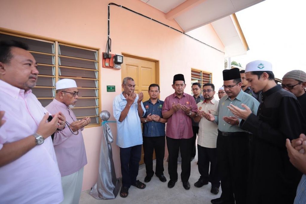 Lembaga Zakat Negeri Kedah Darul Aman Shuib Ahmad Terharu Terima Bantuan Rumah Zakat